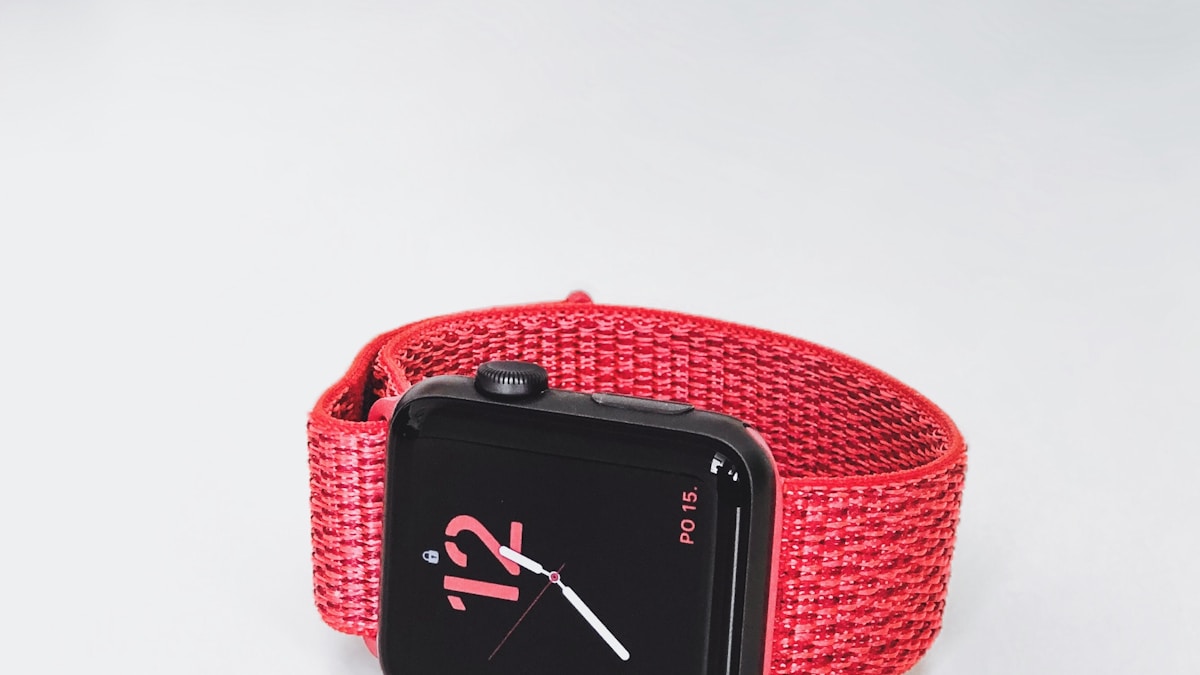 Rauchmelder an einer wei&szlig;en Decke