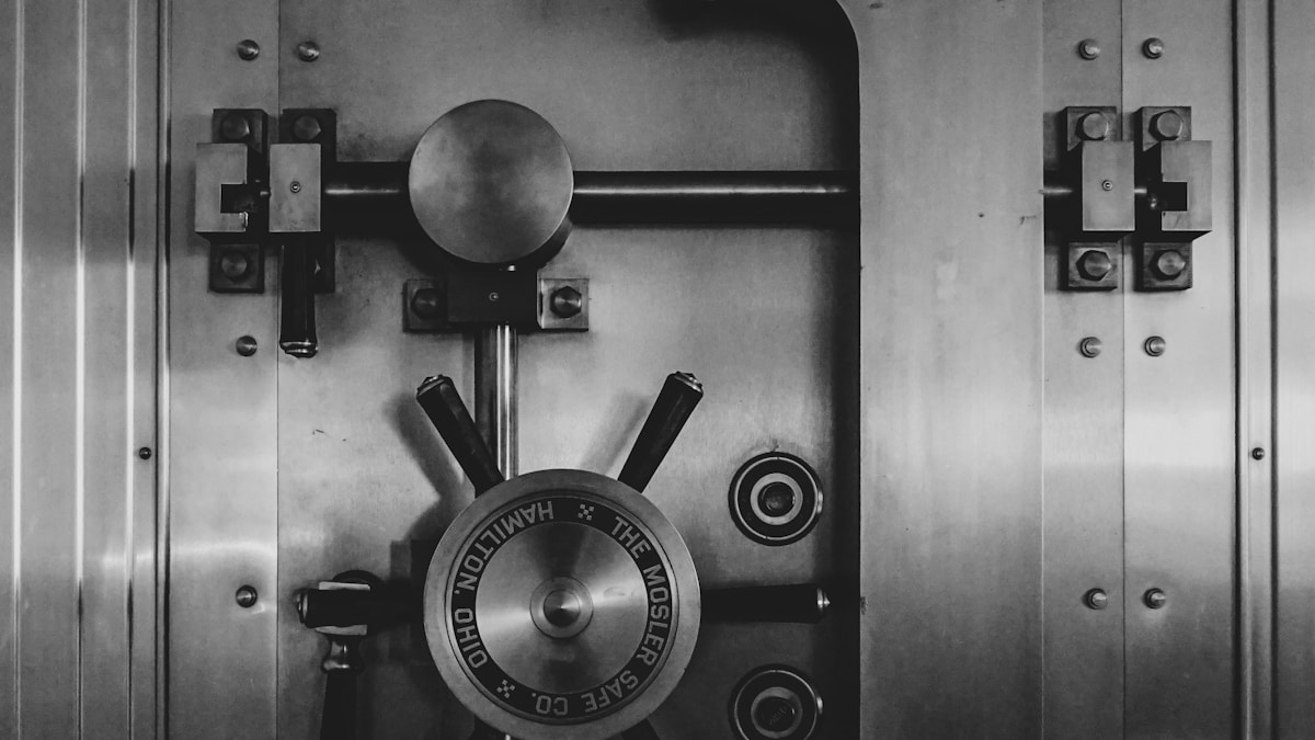 Banktresor und Hochsicherheitsbereich – mehrstufige Sicherheitsarchitektur mit physischen Barrieren und Zutrittskontrolle