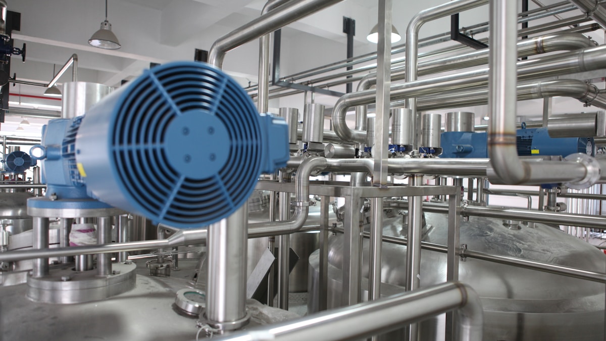 Beleuchtete Industrieanlage bei Nacht mit aktiver Sicherheitsueberwachung und Perimeterschutz