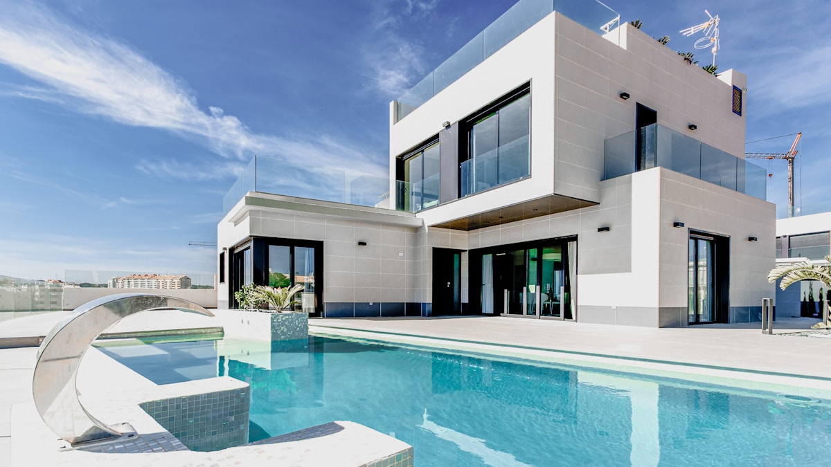 Modernes Wohnhaus mit professioneller Sicherheitstechnik von Protexium